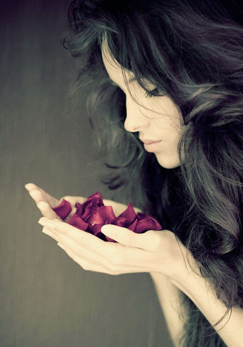 Фото Девушка с лепестками роз в руках