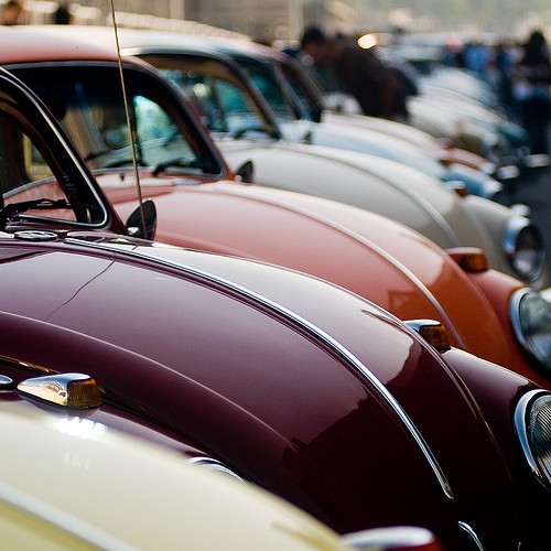 Фото Автомобили Фольксваген Битл / Volkswagen Beetle стоят в один ряд