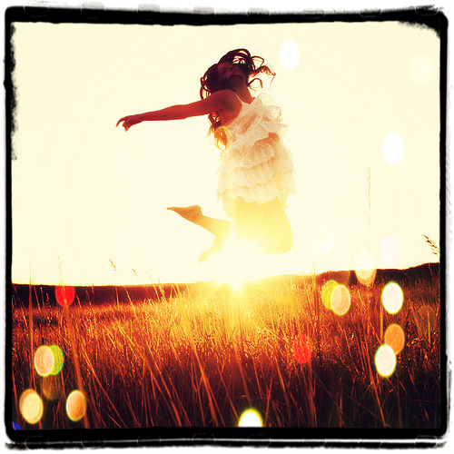 Фото Девушка в прыжке на поле