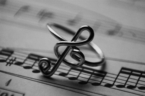 Фото Кольцо в виде скрипичного ключа на нотной тетради