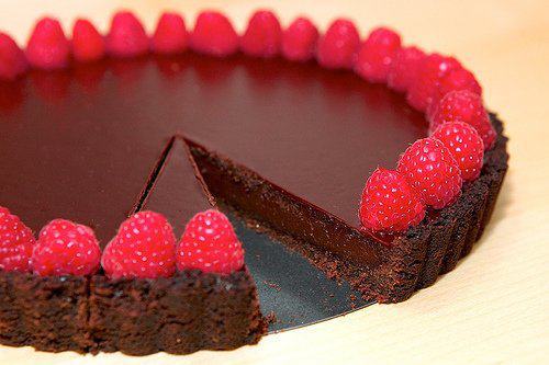 Фото Шоколадный торт с малиной