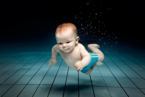 Фото Ребенок под водой