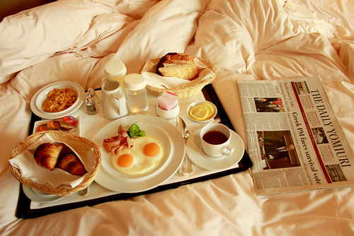 Фото Завтрак и газета в постель