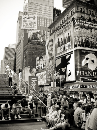 Фото Девушка стоит на Таймс-сквер Times Square в Нью-Йорке New York