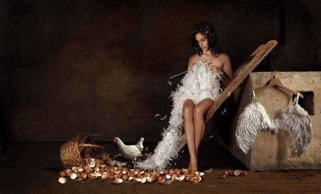 Фото Девушка сидит в курятнике и вяжет себе ангельские крылья из перьев, автор Alisa Andrei