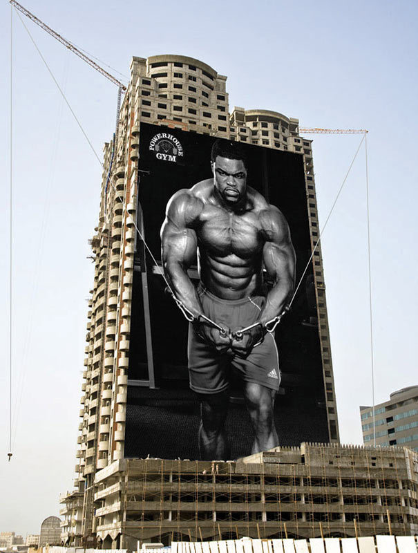 Фото Огромный билборд со спорсменом на здании, Фитнес-центр Powerhouse GYM, самые креативные билборды мира