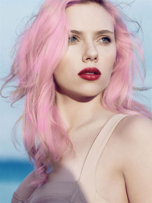 Фото Scarlett Johansson / Скарлетт Йоханссон с розовыми волосами на фоне неба