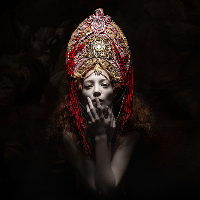 Фото Девушка в огромной короне, фотограф Sylwia Makris