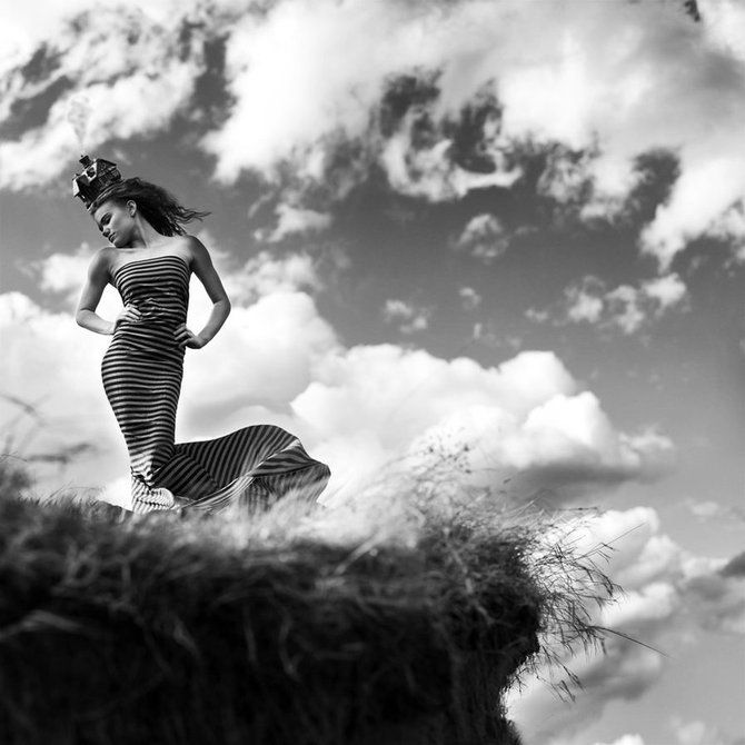 Фото Девушка в короне и полосатом платье на обрыве, фотограф Karrah Kobus