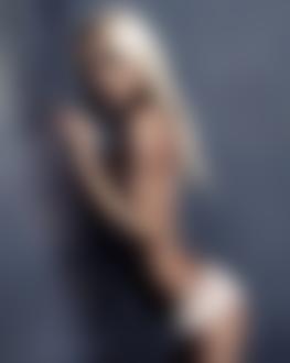 Фото Девушка стоит у стены в нижнем белье
