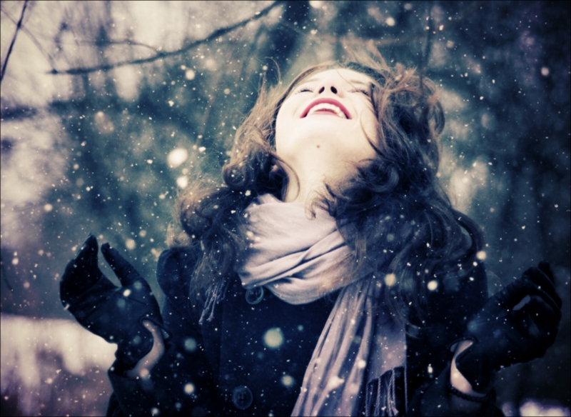 Фото Девушка радуется первому снегу