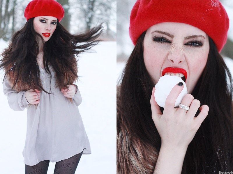 Фото Девушка в красном берете ест снежок