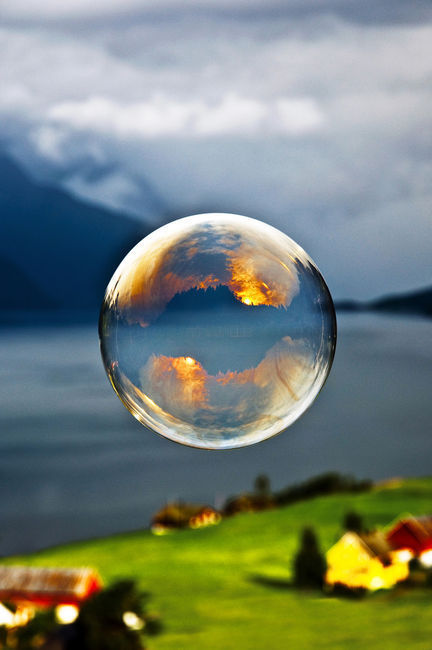 Фото Мыльный пузырь на фоне моря