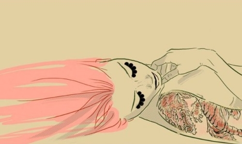 Фото Девушка с розовыми волосами и татуировкой на плече в виде тигра