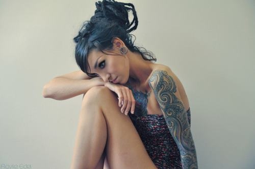 Фото Задумчивая девушка с татуировками