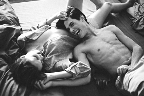 Фото Парень с девушкой, лежа, улыбаются друг другу