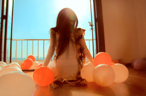Фото Девушка, вокруг которой много воздушных шаров