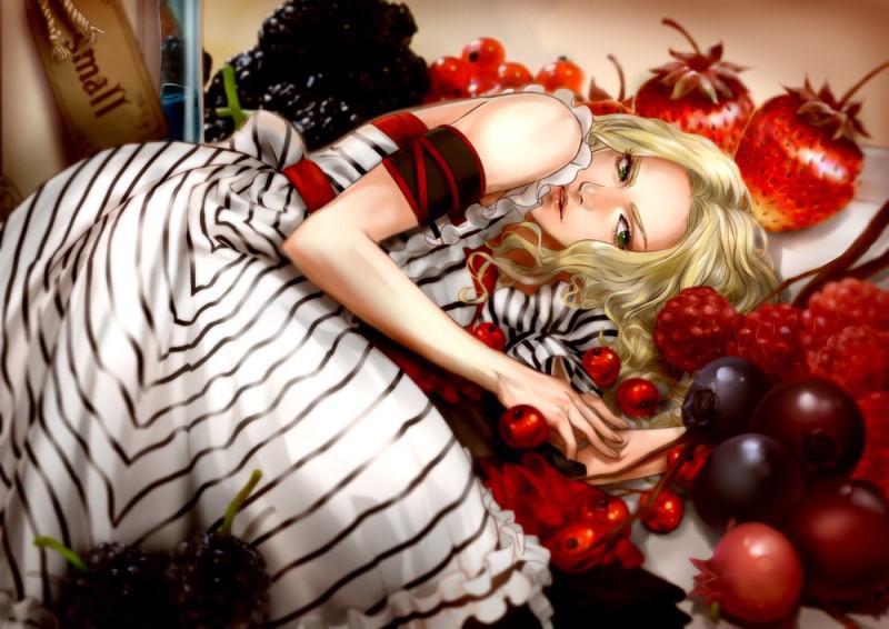 Фото Девушка лежит среди ягод