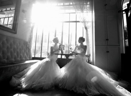 Фото Две девушки сидят за столом возле окна