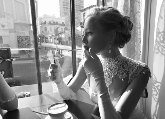 Фото Девушка курит и пьет кофе в кафе