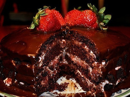 Торт шоколадный с клубникой фото