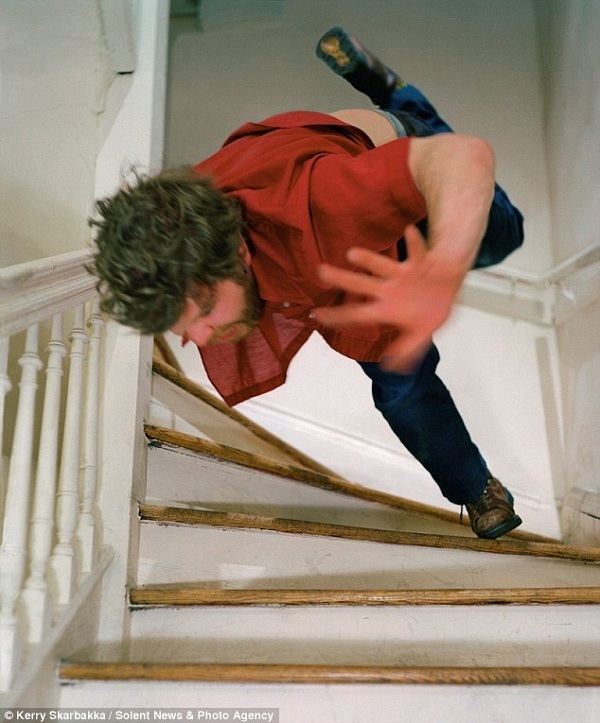 Фото Мужчина споткнулся и падает с лестницы (Kerry Skarbakka)