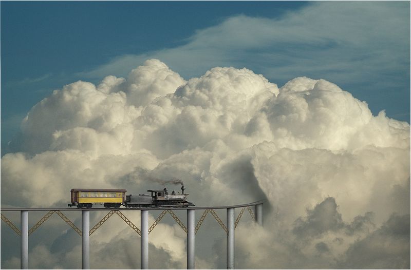 Фото Паровоз, отчаянно дымя, въезжает в облако
