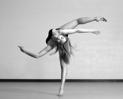 Фото Девушка занимается гимнастикой