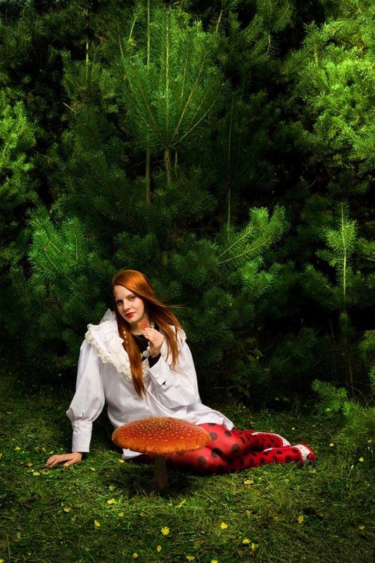 Фото Девушка в лесу, рядом мухомор