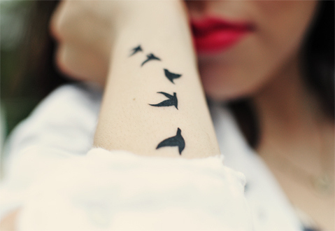 Тату птицы — значение татуировки на запястье и на руке