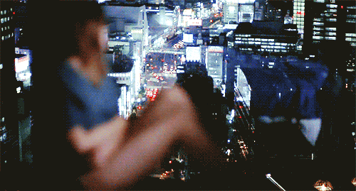 Фото Девушка смотрит на ночной город