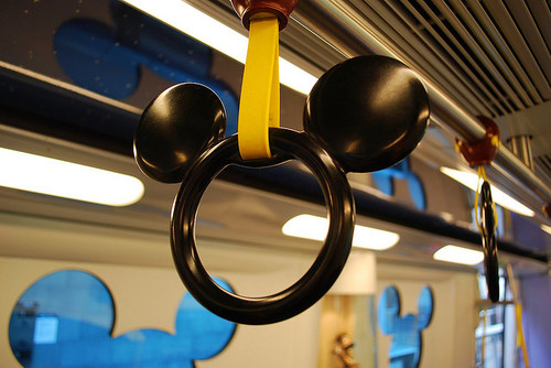 Фото Веселый поручень в виде ушек Микки Мауса в вагоне метро