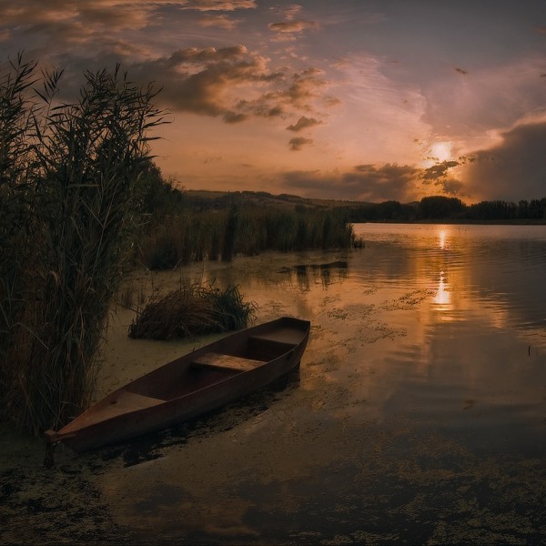 Фото Деревянная лодка на фоне заката.Фотограф Вадим Шевченко (Горячий август)