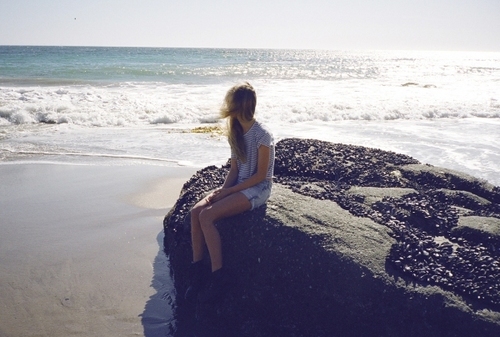 Фото Девушка сидит на камне