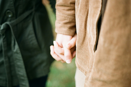 Парень и девушка держатся за руки без лиц фото