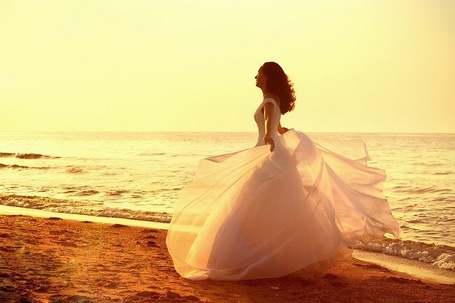 Фото Девушка в белом платье кружится