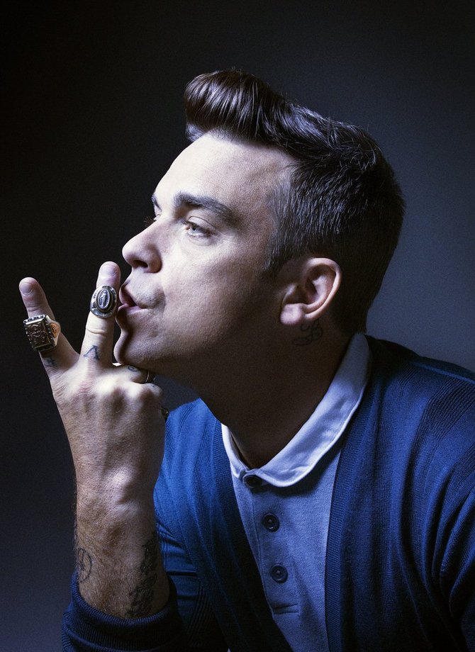 Фото Robbie Williams / Робби Уильямс в перстнями, Фотограф Simon Emmett