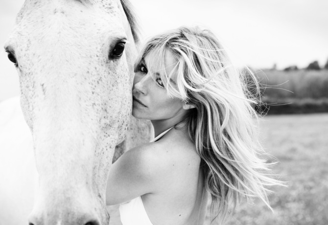 Фото Актриса и фотомодель Сиенна Миллер / Sienna Rose Miller обнимает лошадь, Фотограф Simon Emmett
