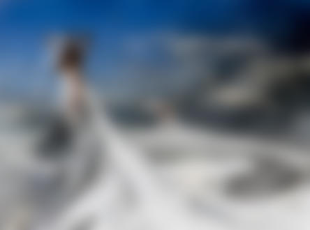 Фото Обнаженная девушка выходит из бушующего моря, со шлейфом из морской острой пены под дождем, снегом и брызгами, рядом с ней белые павлины. Девушки-жарптицы. Сюрреализм фото-художник Станислава Одягайло