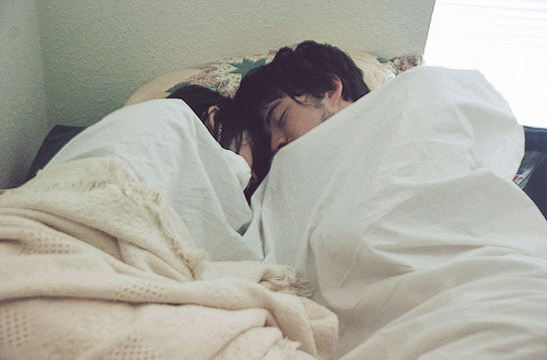 Фото Парень с девушкой в кровати спят