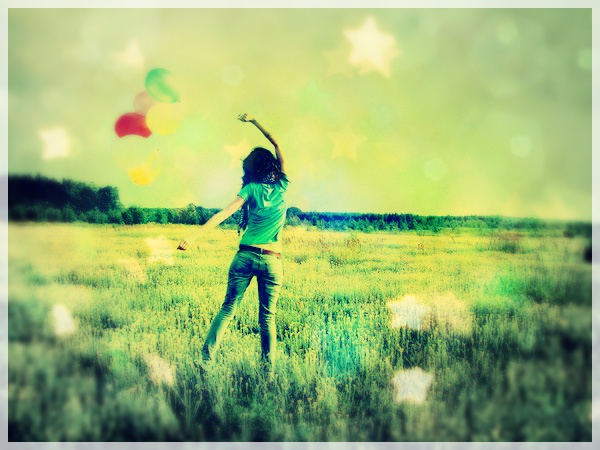Фото Девушка с воздушными шарами в поле