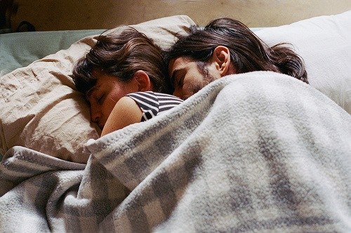 Фото Парень с девушкой спят