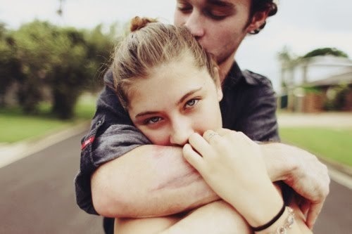 Фото Парень обнял девушку целует ее в голову