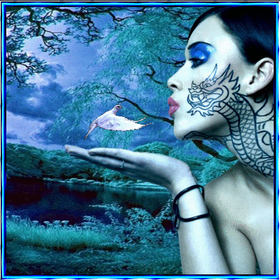 Фото Девушка с татуировкой дракона и птица возле лесного озера