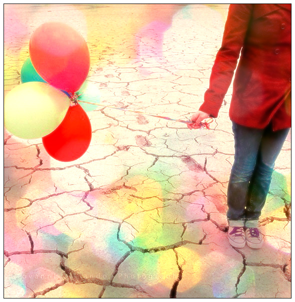 Фото Девушка с воздушными шариками в пустыне