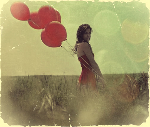 Фото Девушка в красном платье с шариками в поле