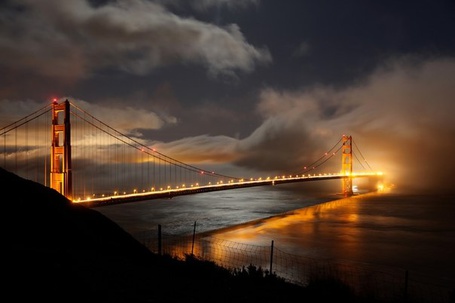 Фото Мост Золотые Ворота / Golden Gate Bridge в Сан-Франциско / San Francisco, США / USA ночью в тумане