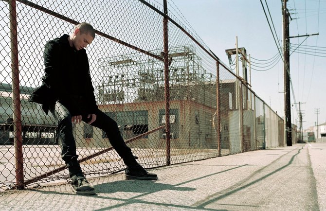 Фото Американский актер, звезда сериала 'Побег' / 'Prison Break' Уэнтуорт Миллер / Wentworth Miller на безлюдной улице, фотограф Ralph Mecke