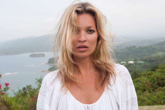 Фото Актриса Кейт Мосс / Kate Moss в белом одеянии на фоне морского берега, фэшн-фотограф Terry Richardson / Терри Ричардсон