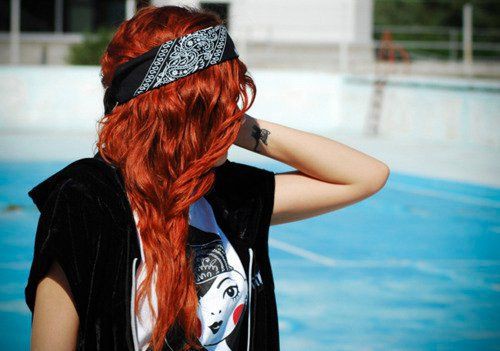 Фото Девушка с рыжими волосами у бассейна